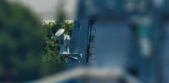 (安装在055型驱逐舰机库外壁上的精密跟踪雷达设备)