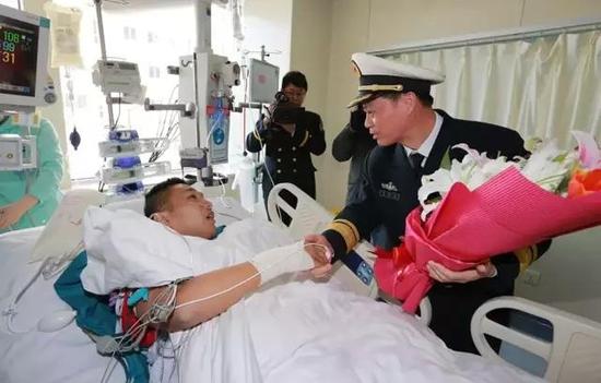 大国兵贵!中国海军包机跨国救水兵