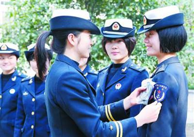 原文配图：驻沪海军启用新式臂章。