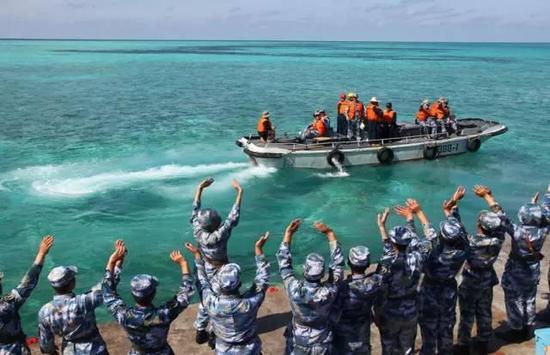 尹卓:美国想在南海围堵我们,我认为他堵不了