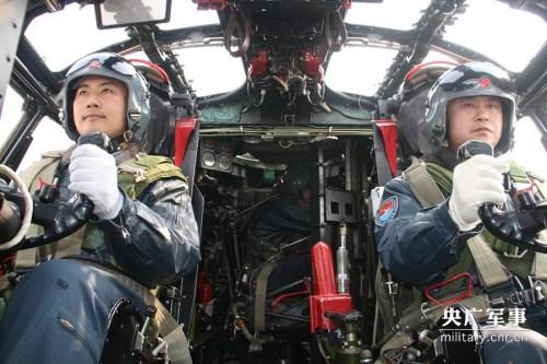对于“冬冷夏热”的轰炸机舱,无论什么天气条件,飞行员都要聚精会神操控战机。 王晓玉摄 点击进入下一页