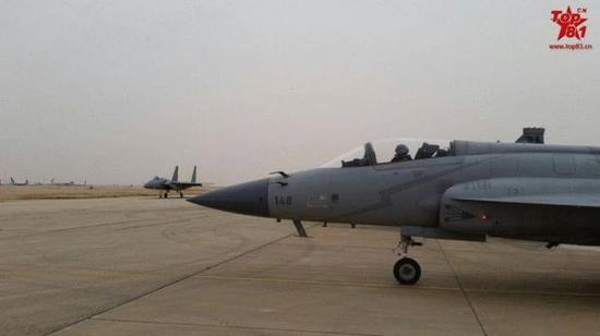 图为巴基斯坦枭龙战机“对阵”F-15。
