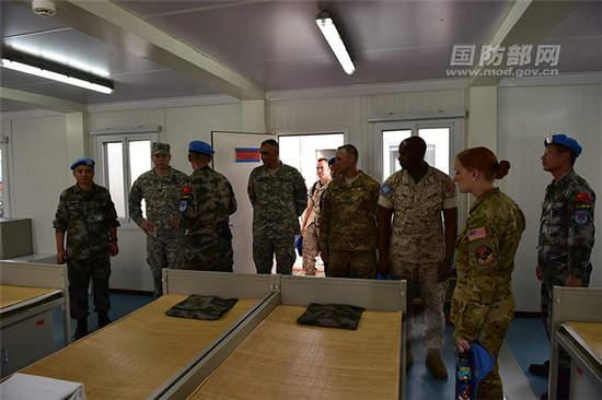 原文配图:美军参观战士宿舍。