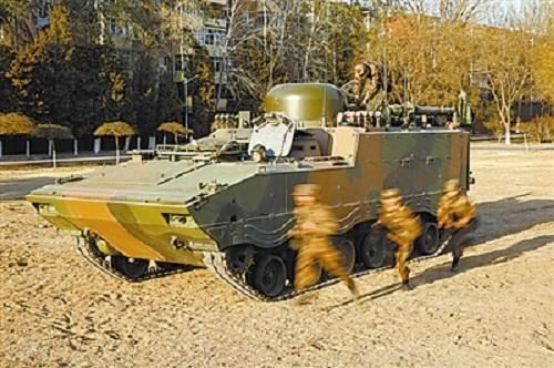 第38集团军某防空团训练:“信息枢纽”一车牵