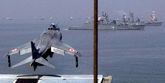 印度海军坐拥亚洲最强航母 三分之二的舰载机摔着玩