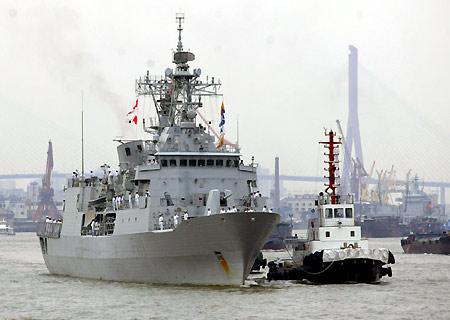 图为新西兰海军军舰抵达上海进行访问。