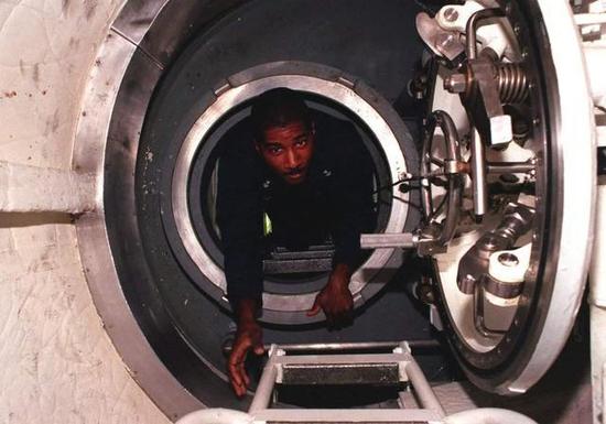 因为太贵仅建3艘 它是美国最强大的攻击型核潜艇