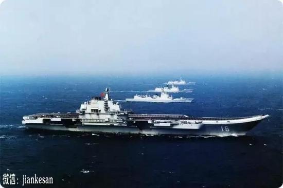 美军飞越“中国黄岩岛上空” 遇到了群强硬的男人