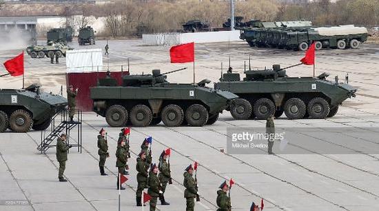 红场上的俄军大八轮质优价高,量产速度落后中国陆军