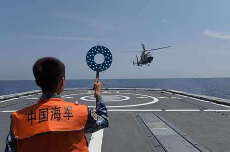 052C舰南海严阵以待 突然遭遇美航母编队