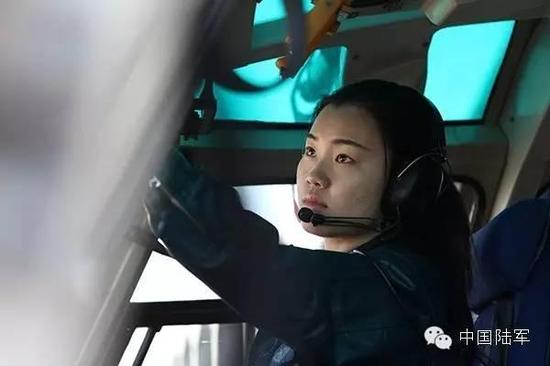 中国首批武装直升机女飞员:“陆鹰之花”绽放蓝天