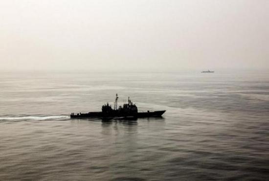 《纽约时报》今天报道，美国宙斯盾巡洋舰“钱斯洛斯维尔”号近日结束了在南海的活动，返回母港横须贺。“钱斯洛斯维尔”号在南海海域先后遭到了中国海军一艘护卫舰和一艘驱逐舰的拦截监视。报道称，在“钱斯洛斯维尔”号的警报声中，中国海军护卫舰575岳阳舰出现在地平线上，拦住了“钱斯洛斯维尔”号前往美济礁海域的路线。