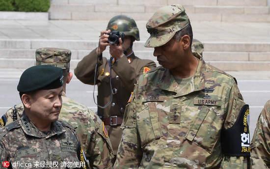 原文配图:韩美联军新司令视察板门店。