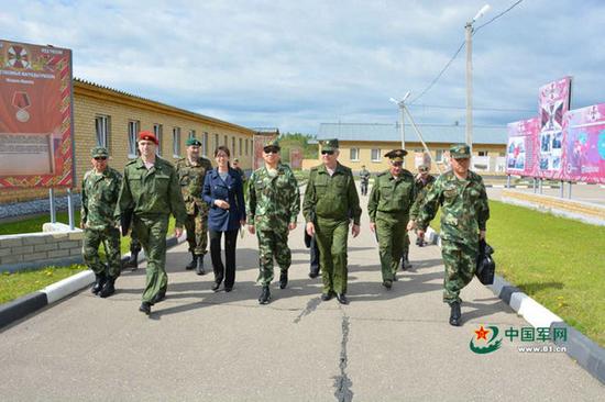 图为武警部队副参谋长魏佑江少将5月13日至17日率代表团赴俄国民近卫军进行工作访问。