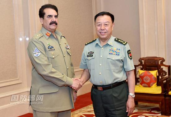中央军委副主席范长龙今天下午在京会见了来访的巴基斯坦陆军参谋长拉希尔。双方就两国两军关系和地区安全合作等共同关心的问题深入交换了意见。图为5月16日下午，中央军委副主席范长龙上将会见了来访的巴基斯坦陆军参谋长拉希尔上将。