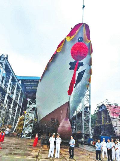 图为海军“许昌舰”在广州黄埔造船厂举行下水仪式。