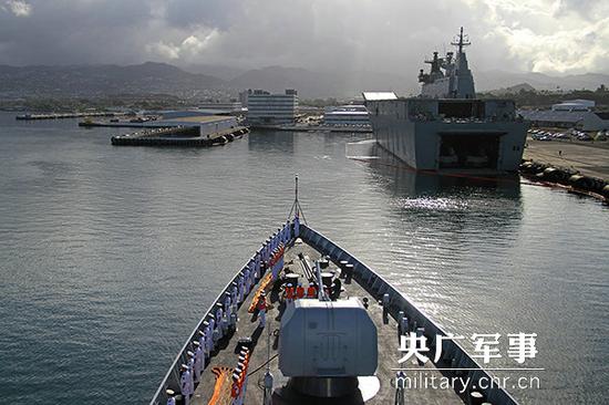 海军西安舰进入靠泊码头
