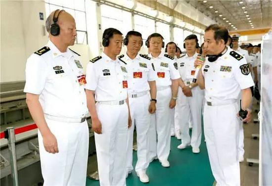 中国海军司令员为何甘愿为少将打伞？这一温馨打动所有爱国者