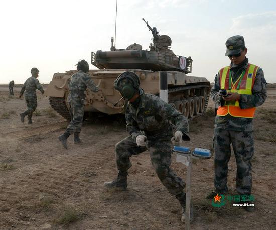 ͼΪ��������ļ�ʻԱ�ڴ��ǩ��׼�������ĳ�������������� ��