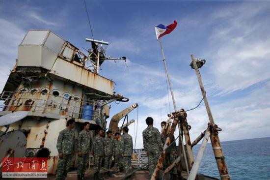 在仁爱礁“坐滩”的“马德雷山”号登陆舰上的菲律宾军人