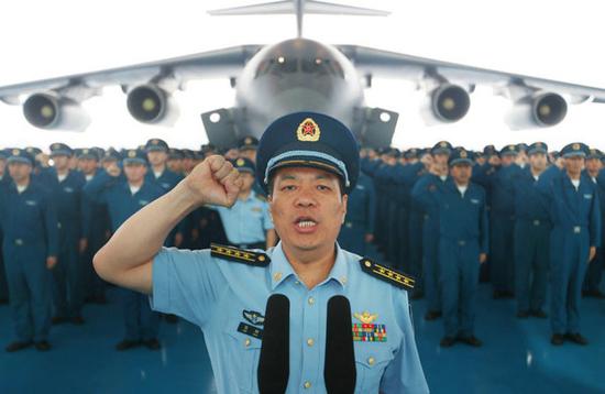 资料图：7月6日，在运-20飞机授装接装仪式上，空军航空兵某师师长陈钢带领全体官兵庄严宣誓。