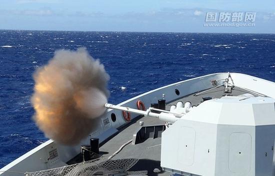 图为中国海军衡水舰主炮射击。