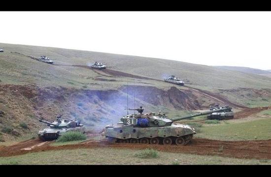 完全碾压三十年前的美苏军：中国重型装甲部队突击速度十年翻一番