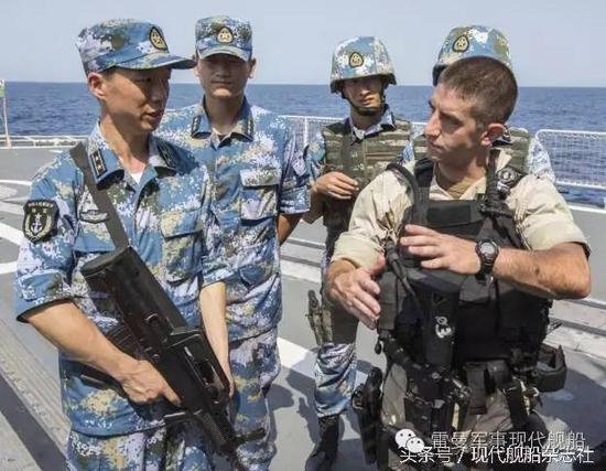 正在同外军交流登临经验的我方人员