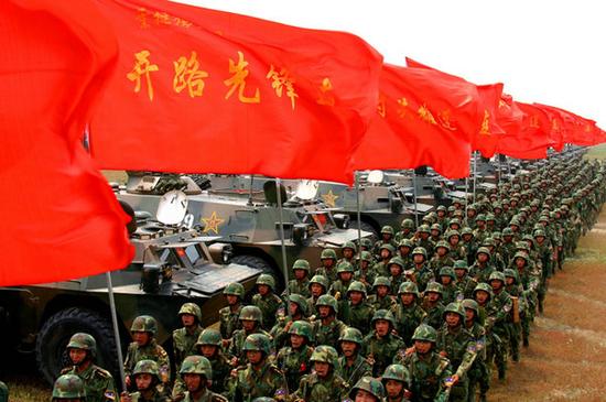 图为陆军第54集团军某红军师在“铁拳-2004”演习中对参演官兵进行动员（资料照片）。 新华社发