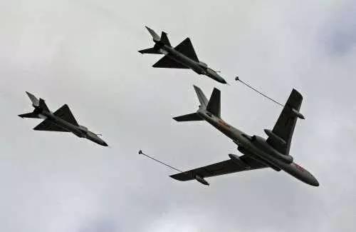 中国王牌战机盼20年终获一秘密武器 空军发威展示新型作战能力