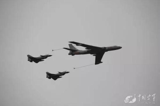 中国王牌战机盼20年终获一秘密武器 空军发威展示新型作战能力