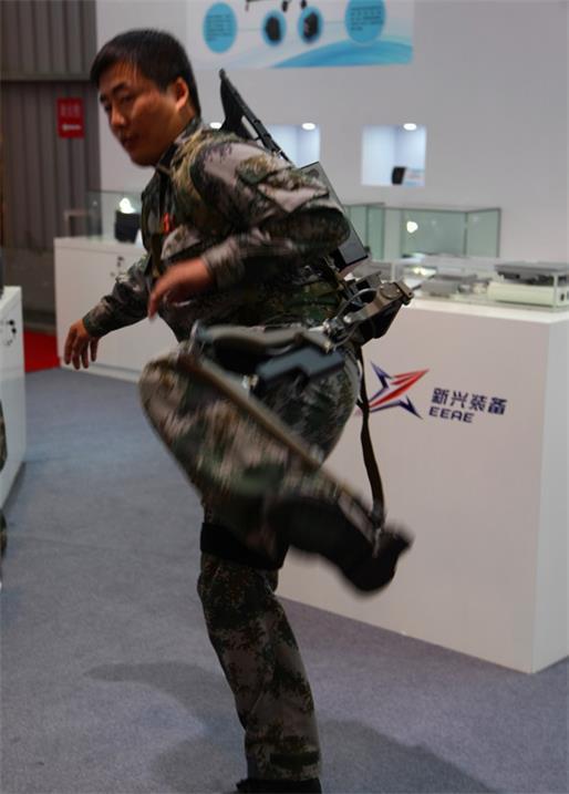 中国士兵搬运50公斤重物依然能健步如飞:中美俄三国都想先装备