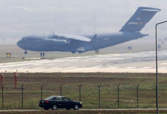 一架美军运输机在土耳其因吉尔利克空军基地降落。