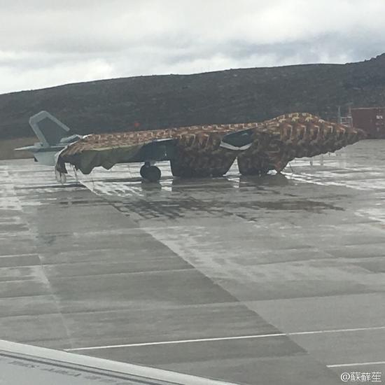 据微博网友消息，国产第五代战机歼20现身世界海拔最高的稻城亚丁机场。