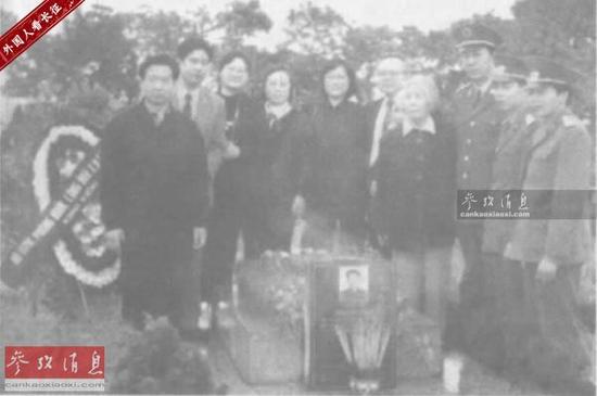 资料图：1998年3月23日，陈剑戈（右四）、陈寒枫（左六）、陈小越（左一）在越方人员陪同下，到河内梅驿烈士陵园为洪水将军扫墓。