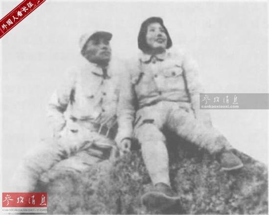 资料图：1939年洪水与妻子陈剑戈在晋察冀解放区。
