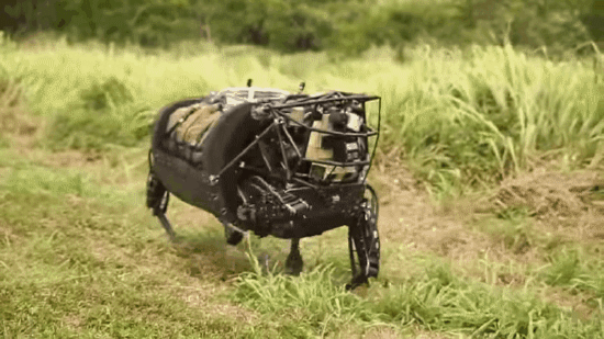 我军工自主研发“奔跑号”军用仿生机器人亮相 不输美军机器狗