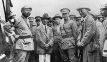 1927年6月20日,冯玉祥与蒋介石在江苏徐州开会,决定合作反共、反苏,并促成南京政府和武汉政府合作。