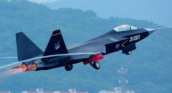美国称一架F22能干掉3架歼20 中国霹雳15导弹不答应