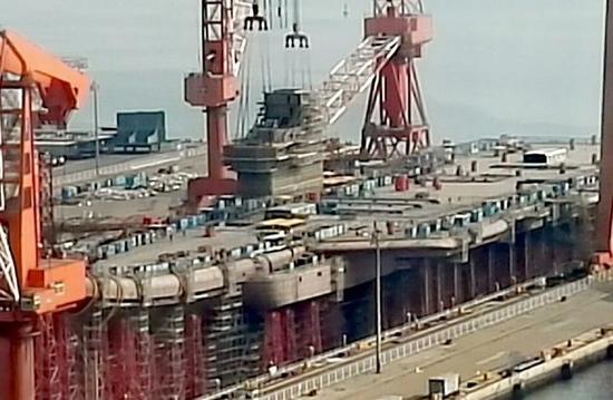 中国海军001A航母吊装舰岛 建造工序又完成了一个重要的步骤