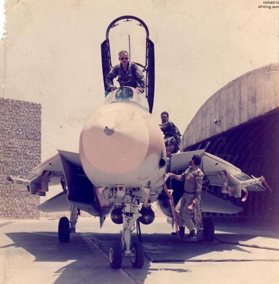 在两伊战争中挂载炸弹执行轰炸任务的F-14A