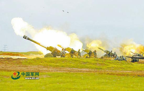 资料图:该旅火炮群对“敌”阵地实施火力覆盖射击。