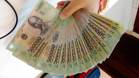 中国游客赴越旅游火烧越南盾 被越警方驱逐出