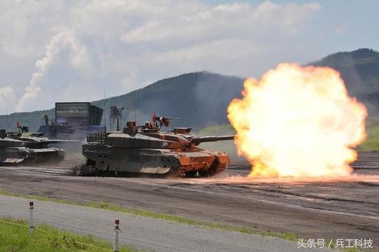 图注:正在演习中开火的10式主战坦克,其具备极高的行进间射击命中率和超强的野战能力