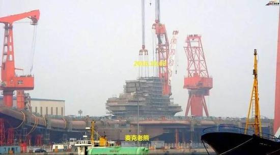 中国第一艘国产航空母舰为什么没有改进舰岛？具体原因不让人意外