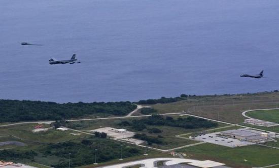 资料图：B-2、B-1B与B-52首度以分列式队形飞越关岛基地(美国空军网站).