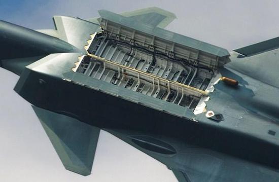 中国隐身战机具备打击美国本土能力 歼-20展示强大的进攻性