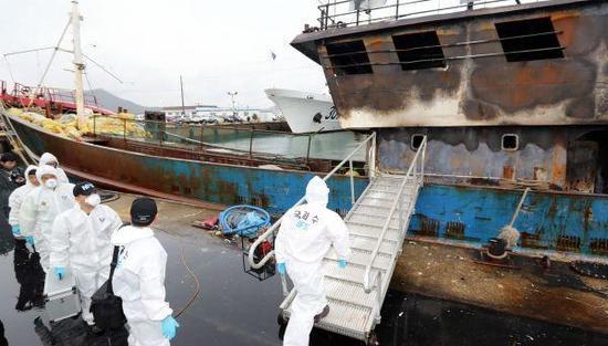 韩国海警投震爆弹致3渔民死亡 反而要起诉中国船长