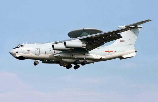 空警-2000预警机,是中国自行研制并形成战斗力的大型预警机。2009年10月1日建国60周年大阅兵,空警-2000首次公开露面。该机以伊尔-76为载机,安装新型相控阵雷达,碟形天线,超级计算机、控制台及软件。其固定三片式雷达,呈三角姿态安装,从而达到360度全方位覆盖,特别擅于探测速度较高的空中或海上目标,扩充侦察能力,加强对电子情报、电磁情报、无线电情报收集,提高作战效能60%以上。