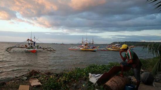 2016年10月31日从黄岩岛海域返回的菲律宾渔船(来源:路透社)